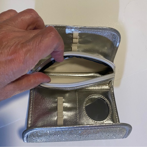 Makeup case, holds brushes, zip pouch, mirror, magnetic clasp GUC, no flaws - Picture 2 of 7
